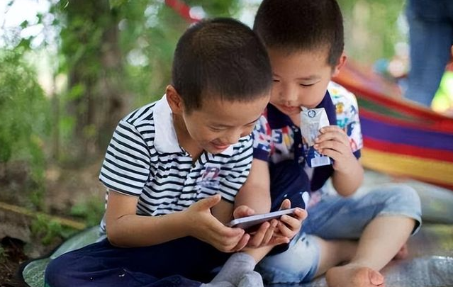 尊重儿童提供有温度的生长环境绝非用数字产品推脱陪同职责