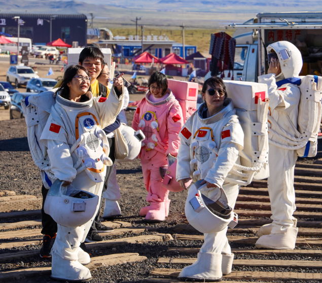 孩子在科考船上看星星在航天发射现场感受大国重器