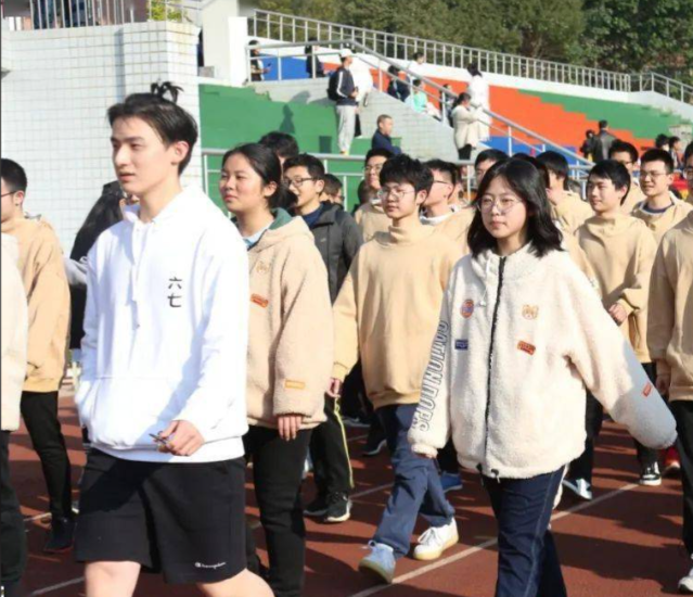 定时轮换座位调整视角看护学生视力健康培育学生适应能力