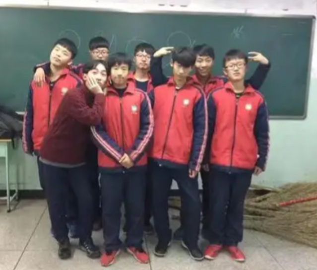峻峭的波峰波谷交替由此学位供需矛盾在人口净流入地重复拉锯