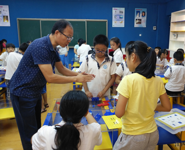 自由日活动让不同混龄班的幼儿在走班过程中相互学习互相帮忙