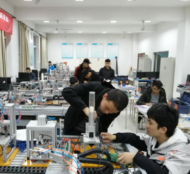 教育大类渠道专业中心穿插模块工业实践多维育人形式