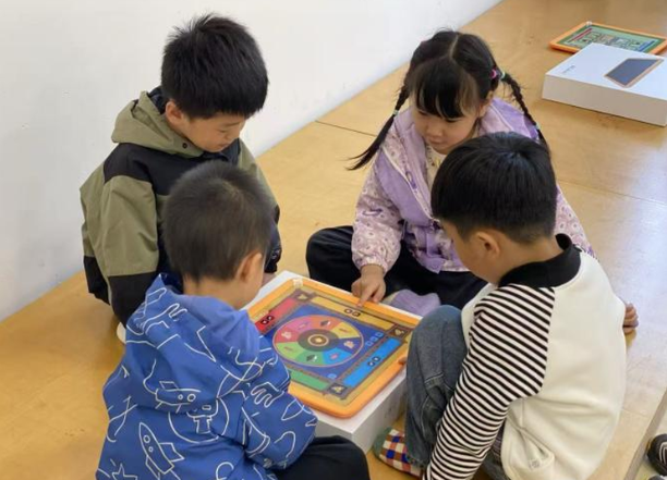 了解孩子的心情主要靠眼睛看靠经验猜教师的身体只要一个
