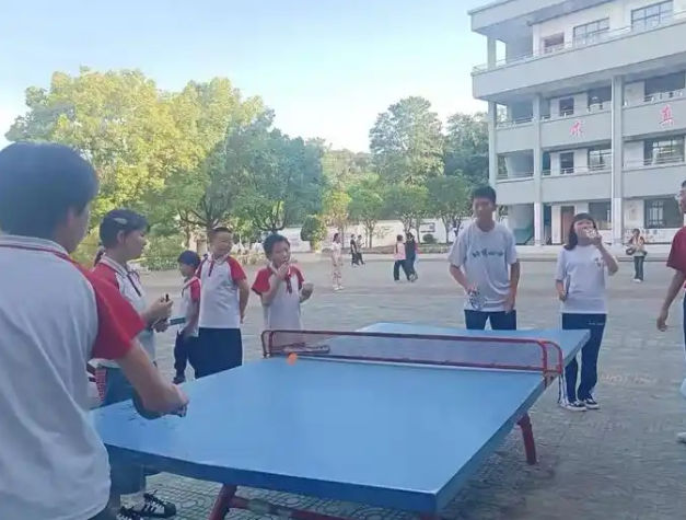 学子们用真挚与热心为的孩子们打开了一扇通往更广阔世界的窗