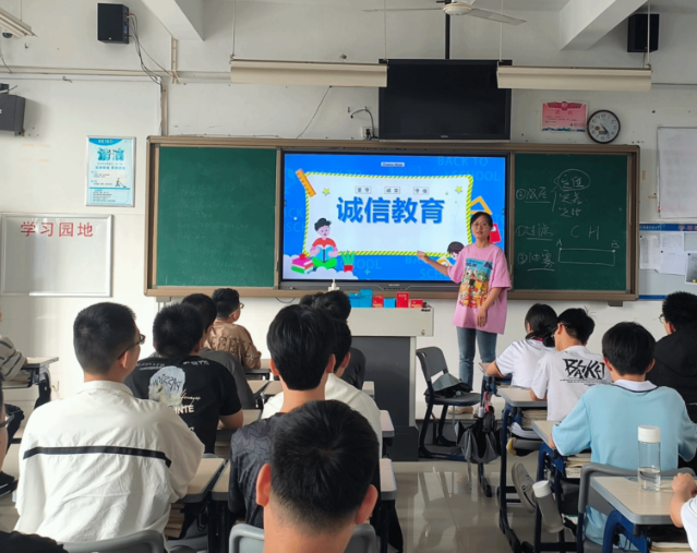 走进校园与老同学们沟通交流共同实践新的科学教育理论和办法