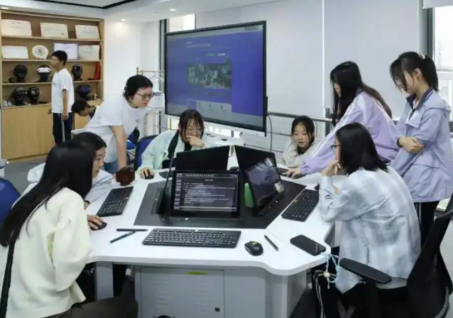 能够依据学生的学习进度引荐不同的内容真实做到‘对症下药’ 能够依据学生的学习进度引荐不同的内容真实做到‘对症下药’