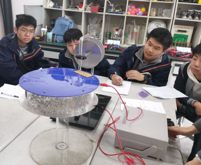 学生更大的自由度去探究教与学的新模式革新过程的生动