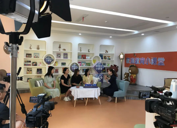 家长教育新格局让每个家庭困有所解让每个孩子向阳成长
