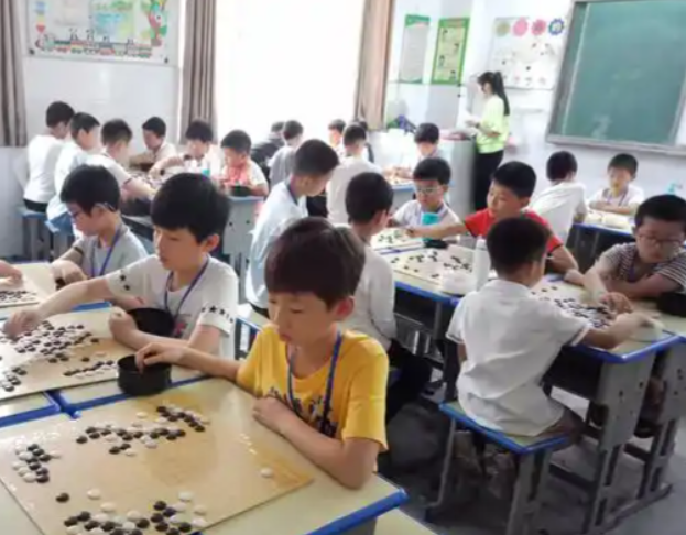 辅导学生展开安全有益的课间活动增加安全防护设备