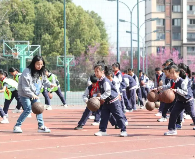 微运动场让学生在短时刻内实现放松身心与体能提高的多重效果 微运动场让学生在短时刻内实现放松身心与体能提高的多重效果