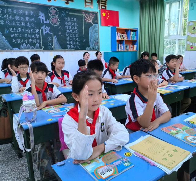 变革试点在较早发动编制专门校园管理办法及专门教育学生入校
