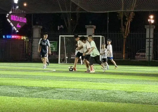 学子走出教室在家校协同伙伴相伴的实践讲堂里拓展眼界 学子走出教室在家校协同伙伴相伴的实践讲堂里拓展眼界
